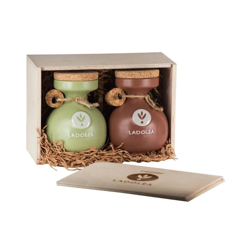 Dřevěný dárkový box s BIO extra panenským olivovým olejem Patrinia a extra panenským olivovým olejem Megaritiki 400ml Ladolea